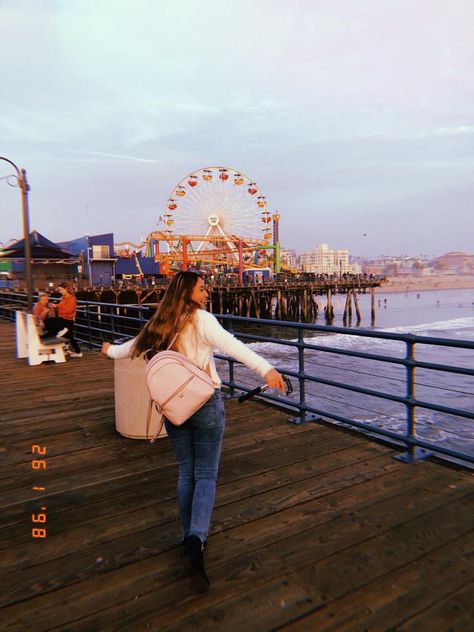 Santa Monica Picture Ideas, Santa Monica Photo Ideas, Santa Monica Pier Picture Ideas, Los Angeles Poses, Santa Monica Pier Aesthetic, Los Angeles Instagram Pictures, Santa Monica Pier Photoshoot, Los Angeles Photo Ideas, Santa Monica Aesthetic