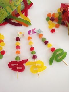 mousehouse: Easy Kids Party Ideas Lollie Bags Ideas, Basaar Idees Kids, Sweet Stall Ideas, Entrepeneursdag Idees, School Fete Stall Ideas, Lolly Bag Ideas, Birthday Party Food For Kids, Basaar Idees, Party Food For Kids