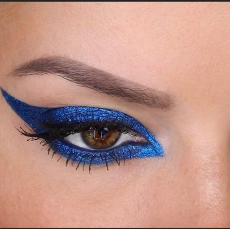 Electric Blue Eye Makeup, Hades Cosplay, Makeup Metallic, Electric Blue Eyes, Blue Eyeliner Makeup, Eye Makeup For Hooded Eyes, Metallic Eyeliner, Eyeliner Color, Prom Eye Makeup