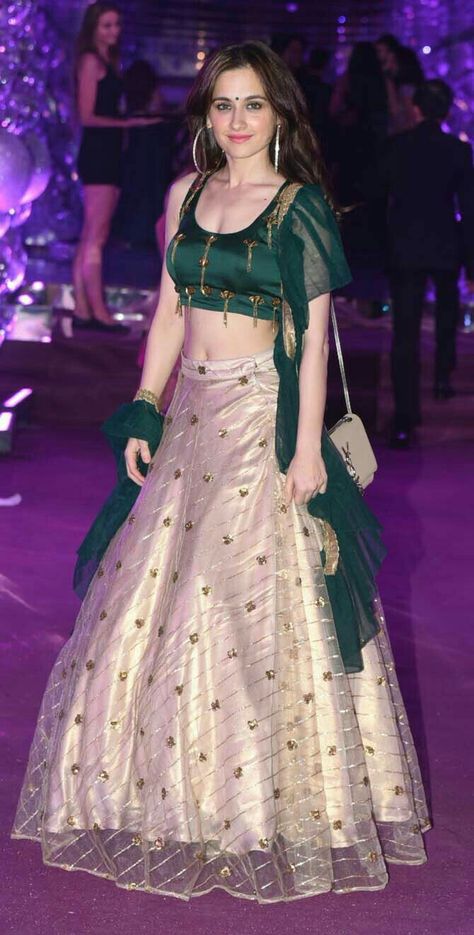 Green And White Lehenga, Udita Goswami, Gold Lehenga, Choli Dress, White Lehenga, Nora Fatehi, Lehnga Dress, Lehenga Blouse Designs, Matching Clothes