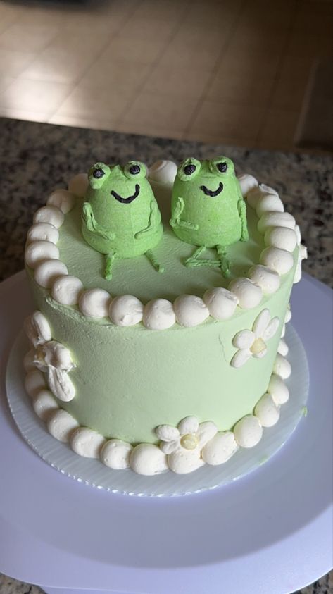 Jonah Core, Frog Cake Ideas, Lettering Cake, Froggy Cake, Goofy Cake, Frog Cake, Green Cake, 16 Birthday Cake, 18th Birthday Cake