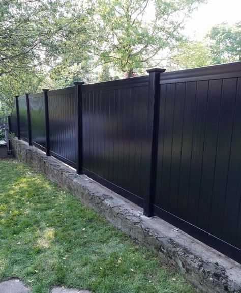 Black Vinyl Fence Ideas, Siding Fence Ideas, Black Privacy Fence Ideas, Black Fence Backyard, Black Fence Ideas, Metal Roofing Fence, Black Vinyl Fence, Vinyl Fence Ideas, Black Fencing