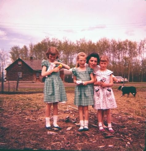 PHOTOS: FOUND VINTAGE SLIDES, 1950s "ON THE FARM" ~ Popthomology Vintage Farm Photos, Vintage Family Photos 1950s, Vintage 1950s Aesthetic, Web Costume, Drama Clothes, Spice Collection, Charlotte’s Web, 50s Aesthetic, Vintage Kids Fashion