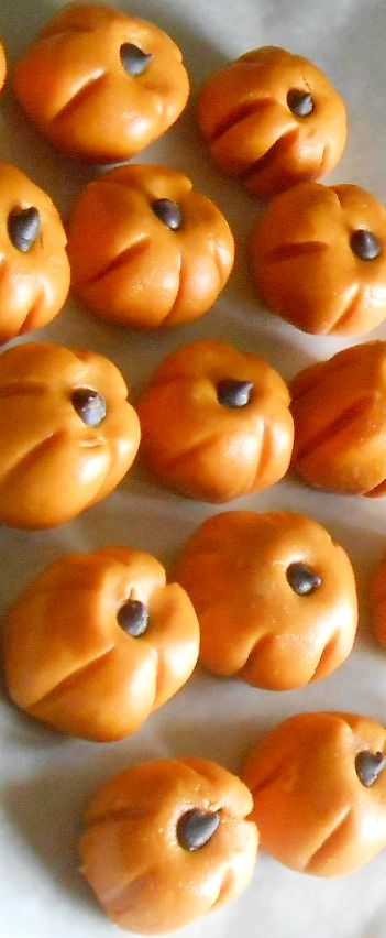 Peanut Butter Pumpkins!  Adorable little candies.  I might make them for a Thanksgiving dessert buffet. Peanut Butter Pumpkin, Thanksgiving Desserts, Fall Treats, Quick Cooking, Halloween Recipes, Pumpkin Recipes, Candy Recipes, Holiday Treats, Stick Of Butter