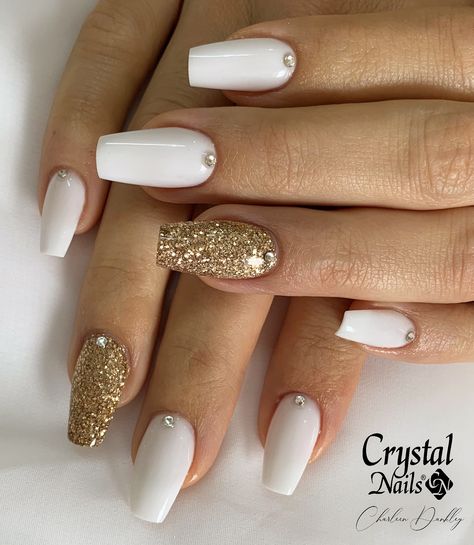 Swarovski Crystal Gold White Acrylic Nail Design White Acrylic Nails With Glitter, White And Gold Nails, Gold Gel Nails, White Nails With Gold, Nail Design Glitter, Ideas Uñas, Gold Acrylic Nails, Nails With Glitter, Glitter Nails Acrylic