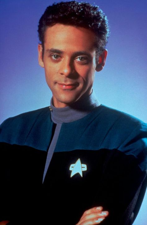 Alexander Siddig as Dr. Julian Bashir in Star Trek Deep Space Nine ❤ Julian Bashir, Alexander Siddig, Nana Visitor, Star Trek Generations, Star Trek Deep Space Nine, Star Trek Ds9, Deep Space 9, Deep Space Nine, Star Trek Tv