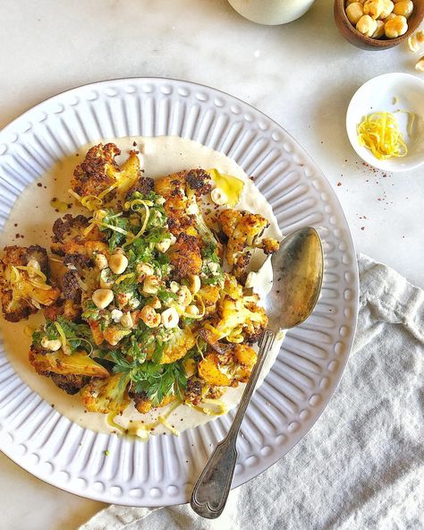 Crispy Cauliflower Salad with a Tahini Lemon Sauce. Topped with a Fresh Cilantro Gremolata and Toasted Hazelnuts | almondandfig Brassica Recipes, Cauliflower Pomegranate, Aubergine Pasta, Coconut Kale, Otto Lenghi, Pistachio Salad, Chickpea Coconut Curry, Ottolenghi Recipes, Red Pepper Sauce