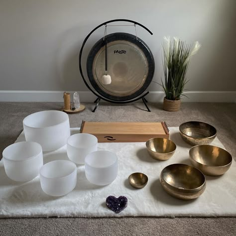 Kelly Kelita on Instagram: “Sound healing Sunday’s -  sound wave vibrations to clear the energy, feel some peace, raise the vibrations of the organs.....raising…” Sound Bath Meditation Aesthetic, Sound Healing Set Up, Crystal Sound Bowls Healing, Soundbath Aesthetic, Sound Bath Benefits, Sound Therapy Room, Spiritual Lifestyle, Sound Healing Aesthetic, Sound Bowls