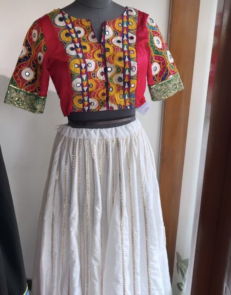 Navratri Blouse, Choli Style, Cotton Blouse Pattern, Gamthi Work, Navratri Outfits, Kutchi Work, Collar Kurti, Chaniya Choli Designs, Long Blouse Designs