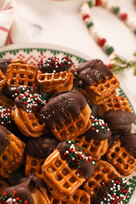 Easy Caramel Chocolate Pretzel Bites - Savvy Saving Couple Pretzel Caramel Bites, Pretzel Holiday Treats, Carmel Chocolate Pretzels, Salted Caramel Pretzel Bites, Holiday Pretzel Treats, Caramel Pretzel Bites, Chocolate Pretzels Recipe, Pretzel Candy, Pretzel Chocolate Bites