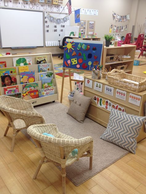 Tk Classroom, Preschool Classroom Setup, Natural Classroom, Preschool Classroom Ideas, Classroom Arrangement, Library Center, Reggio Inspired Classrooms, Eyfs Classroom, Reading Center