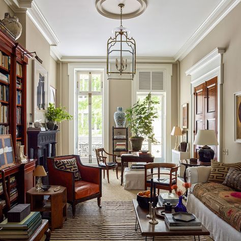 A PERFECTLY CURATED NEW YORK APT Greenwich Village Apartment, Parlor Floor, Custom Canopy, New York City Apartment, Design Salon, New York Apartment, Greenwich Village, City Apartment, A Living Room