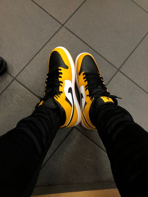 Jordan 1 Mid, Jordan 1, Jordan, Bee, Sneakers