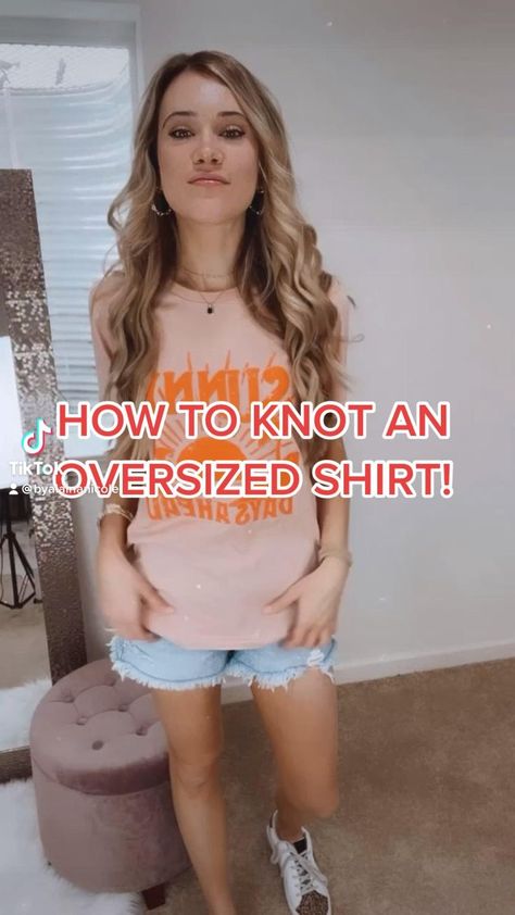 Best way to knot an oversized shirt! [Video] | Fashion tips, Fashion hacks clothes, Casual outfits T Shirt Knot, Shirt Knot, T Shirt Hacks, Shirt Video, Sewing Easy, Video Fashion, Shirt Hacks, Swimming Hairstyles, Beach Hairstyles For Long Hair