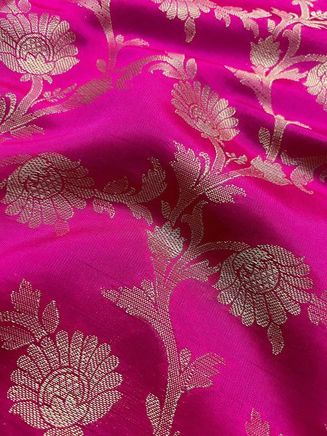 Wunderschöne RanI Pink Color Dupatta mit Floral Jaal Design mit roten Quasten an beiden Enden der Dupatta. Perfektes Geschenk !! Sehr geringes Gewicht Artikel: Dupatta Grundfarbe : RanI Pink Stoff: Seide (nicht reine Seide) Arbeit : Zari Weaved mit Quasten Länge der Dupatta: ca. Breite der Dupatta: 38 Zoll (ca.) Store-Richtlinien - Für Farbabweichungen wird keine Rückgabe oder Umtausch akzeptiert. - Es wird keine Rückgabe oder Umtausch akzeptiert, wenn die Farbe nicht zu Ihrer anderen Kleidung oder zu Ihrem Partner passt. - Da diese Dupatta handgefertigt ist, können kleine Inkonsistenzen auftreten, die jedoch nicht als Mangel angesehen werden. - Zari oder Faden, der aus oder auf Falten herauskommt, wird nicht als Defekt betrachtet. - Aufgrund der Bildschirmauflösung können geringfügige Abw Dupatta For Lehenga, Jaal Design, Rani Pink, Fabric Silk, Pink Fabric, Base Colour, Pure Silk, Coming Out, Cotton Linen