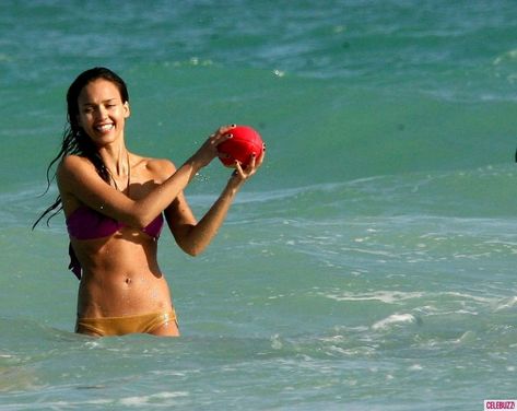 Jessica Alba Body, Jessica Alba Beach, Jessica Alba, Beach Pictures, Role Models, Fashion Beauty, Actresses, Celebrities, Beauty