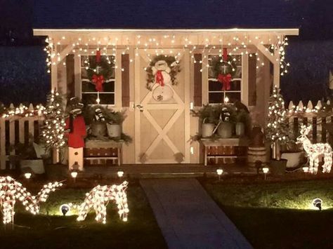 Christmas shed Christmas Shed, Best Outdoor Christmas Decorations, Santa North Pole, Shed Decor, Outside Christmas Decorations, Christmas Light Displays, Guest Houses, Hobby Farm, Colonial Christmas