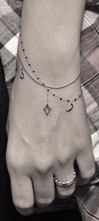 October Tattoo Ideas, Tattoo 2017, Wrist Bracelet Tattoo, Armband Tattoos, Tato Henna, Original Tattoos, Small Wrist Tattoos, Tattoo Girls, Wrist Tattoos For Women