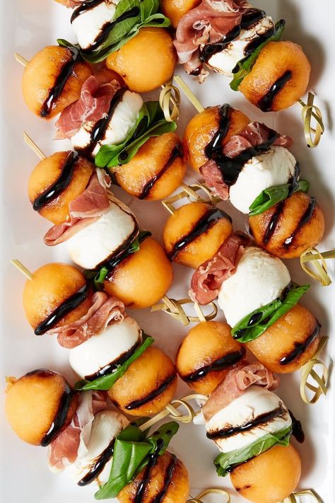 Melon Prosciutto Skewers Summer Tapas Recipes, Melon Ball Skewers, Cantaloupe Prosciutto Skewers, Prociutto Appetizers Melon, Gluten Free Appies, Melon Prosciutto Skewers, Gluten Free Summer Appetizers, Melon Appetizer, Best Summer Appetizers