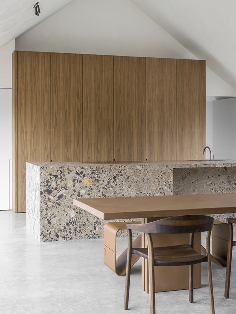 Topus Concrete Kitchen, Cemcrete Kitchen, Kitchen Microcement, Microcement Kitchen Backsplash, Topus Concrete Caesarstone Kitchen, Terrazzo Kitchen Island, Terrazzo Kitchen, Global Architecture, Kitchen Architecture