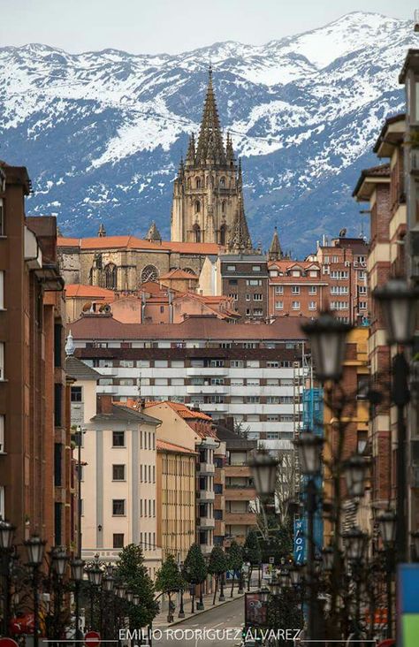 Oviedo, foto de Emilio R. Álvarez Asturias Spain, Barcelona Cathedral, Mount Everest, Vision Board, Barcelona, Spain, Natural Landmarks, Tumblr, Building