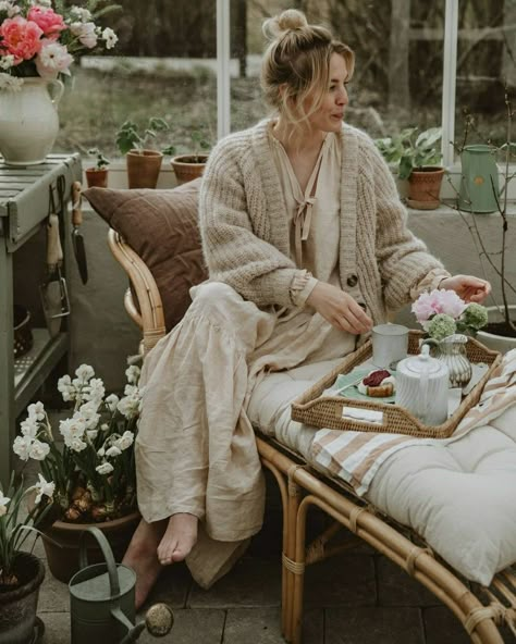 Italian Cottage Aesthetic Outfits, Farmhouse Fashion Clothes, Slow Living Aesthetic Fashion, Old English Aesthetic Clothes, Slow Living Fashion, Farmhouse Clothing Style, Wife Aesthetic Vintage, Countryside Aesthetic Outfit, House Wife Aesthetic