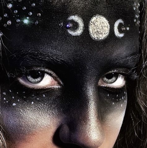 Enchantress Makeup Halloween, Winter Witch Makeup, Moon Face Makeup, Silver Witch Makeup, Moon Aesthetic Makeup, Full Moon Costume, Full Moon Makeup, Night Fairy Makeup, Moon Costume Makeup