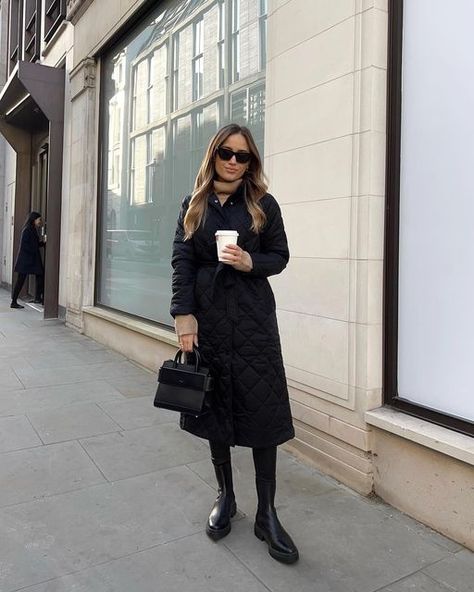 Longline Coat Outfits, Black Boot Outfit, Quilted Coat Outfit, Sunglasses Street Style, Kate Hutchins, Long Quilted Coat, Ysl Sunglasses, Black Boots Outfit, Street Style Parisian