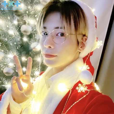 Christmas Pfps, Kpop Christmas, Kang Taehyun, Txt Taehyun, Tomorrow X Together, Christmas Icons, Meow Meow, Red Aesthetic, Kpop Aesthetic