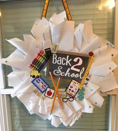 Classroom Door Wreath Ideas, Back To School Wreath Diy, Back To School Home Decor Ideas, Classroom Wreath Ideas, Back To School Wreaths For Teachers, Back To School Wreaths, Back To School Door Decorations, Back To School Window Display, Back To School Wreath