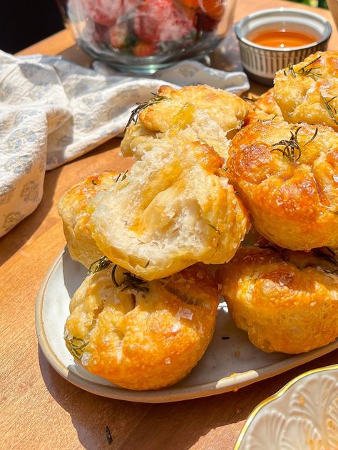 Salted Rosemary Sourdough Focaccia Muffins Bread Recipes Sourdough, Bread Roll Recipes, Focaccia Bread Recipes, Focaccia Muffins, Summer Bread, Focaccia Recipes, Rosemary Sourdough, Protein Bread Recipes, Hosting Recipes