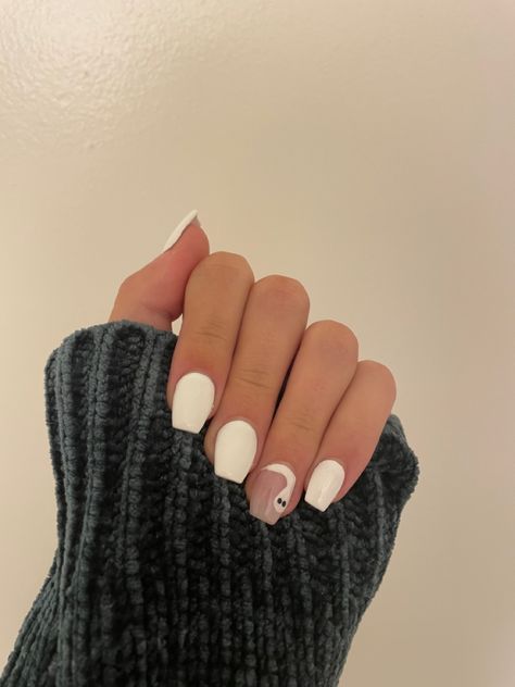 White Nails With Ghost, Simple White Halloween Nails, White Halloween Nails Short, White Nails With Halloween Designs, Aesthic Nails Short, Holloween Nails Acrylic Short Simple, Simple Halloween Gel Nails Short, Cute Short Nail Sets Fall, Squoval Halloween Nails