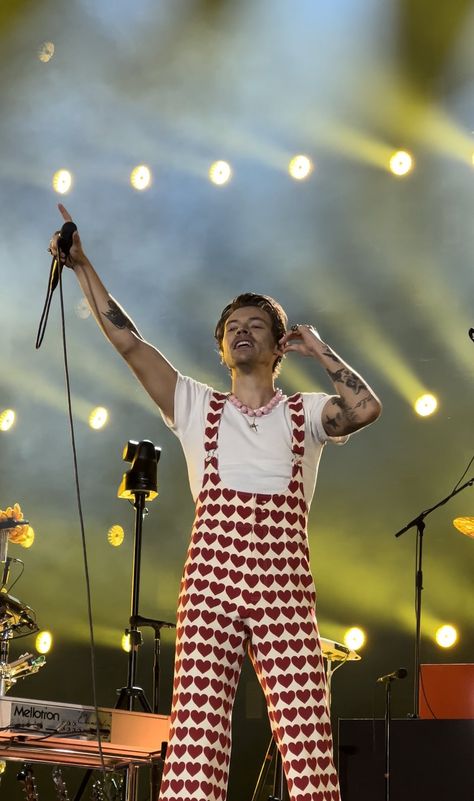 Harry Styles London, Love On Tour Outfits, We'll Be Alright, London Night, King Fashion, London Tours, Harry Styles Photos, Harry Styles Love On Tour, Choose Love