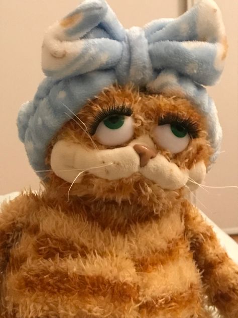 #aesthetic #garfield #skincare Cursed Garfield Plush, Aesthetic Garfield, Garfield Makeup, High Garfield, Cursed Garfield, Garfield Aesthetic, Garfield High, Garfield Plush, Fat Orange Cat