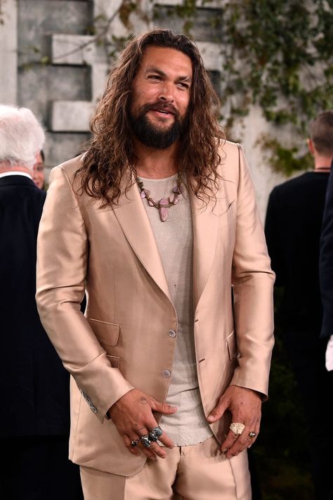 Light Suit, Aesthetic Hairstyles, Shopping Queen, High Fashion Men, Red Carpet Style, Hairstyles Long, Famous Men, Jason Momoa, Long Hair Styles Men