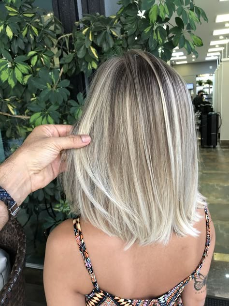 Dyed Hair Inspiration Blonde, Icy Blonde Highlights On Dark Hair, Ash Blonde Hair Balayage, Short Platinum Blonde Hair, Blonde Hair With Roots, Beige Blond, Blonde Hair Transformations, Brunette Hair With Highlights, Dark Roots Blonde Hair