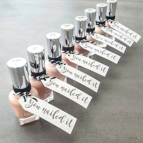 21 Bridal Shower Games and Ideas Your Guests Will Love Creative Bridal Shower Ideas, Bridal Shower Prizes, Shower Prizes, Bridal Shower Planning, Hens Party, Bachelorette Party Games, Bridal Shower Brunch, Bachelorette Ideas, Wedding Shower Ideas