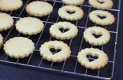 British Biscuit Recipes, British Baking Show Recipes, British Biscuits, Sandwich Biscuits, The Great British Bake Off, Biscuit Recipes, Paul Hollywood, Fortune Cookies, Tea Party Food