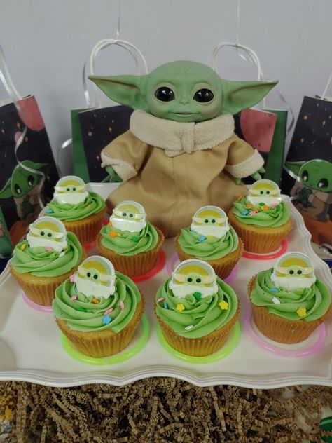 Baby Yoda Smash Cake, Baby Yoda Birthday Party Decorations, Cupcakes Baby Yoda, Baby Yoda Centerpieces, Baby Yoda First Birthday, Baby Yoda Cake Ideas, Baby Yoda Party Decorations, Baby Yoda Baby Shower Ideas, Baby Yoda Cupcakes