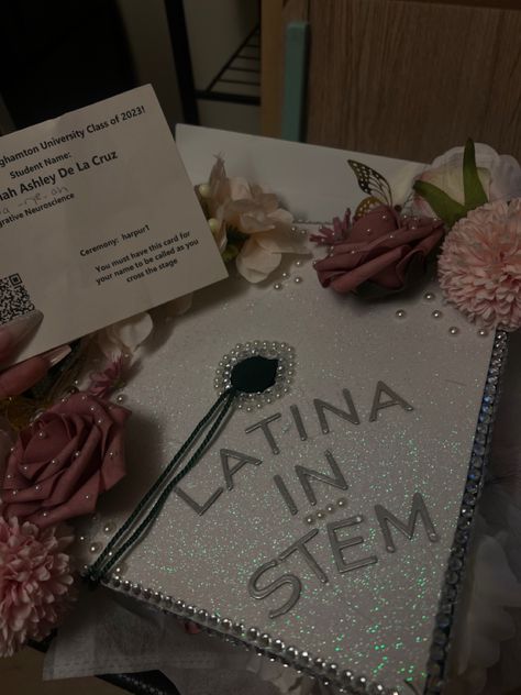 Graduation Cap Designs Latina, Selena Quintanilla Grad Cap, Grad Caps In Spanish, Latina Graduation Cap Ideas, Grad Cap Inspo Sza, Latinx Grad Caps, Latina Graduation, Couple Inspo, College Vision Board