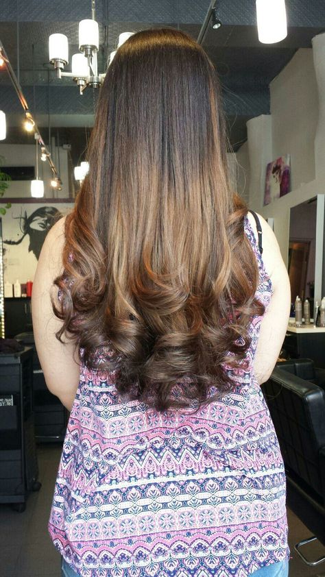 Caramel ombrè/slight balayage on dark brown hair with layers and a V shape. 😊💖 Straight Hair Curly Ends, Slight Balayage, Straight Hair With Curls At The End, Straight Hair With Curls, Dark Brown Hair With Layers, Brown Hair With Layers, Balayage On Dark Brown Hair, Hair With Curls, Curling Straight Hair