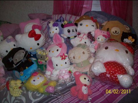 Sanrio Nostalgia, Emo Rooms, 2000s Toys, Nostalgia 2000s, 00s Nostalgia, 2010s Nostalgia, Hello Kitty Rooms, Nostalgia Aesthetic, Nostalgia Core