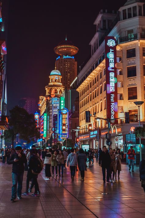 Shanghai Travel, The Bund, Most Instagrammable Places, Usain Bolt, Places On Earth, Old Street, Instagrammable Places, Nanjing, Shanghai China