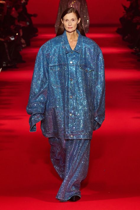 Vetements Fall 2024 Ready-to-Wear Fashion Show | Vogue Fall 24, Oversize Fashion, Celebrity Look, Fall 2024, Fall Outfits Women, Fall Trends, Feminine Style, Formal Wear, Paris Fashion