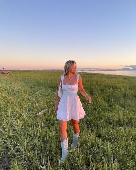 White Sundress And Cowboy Boots, Cowboy Boots Outfit White, White Dress And Boots, White Dress Cowgirl Boots Outfit, Sundress With Cowboy Boots, White Dress Cowboy Boots, Outfit Cowboy, Cowgirl Boots Outfit Dresses, White Dress With Cowboy Boots