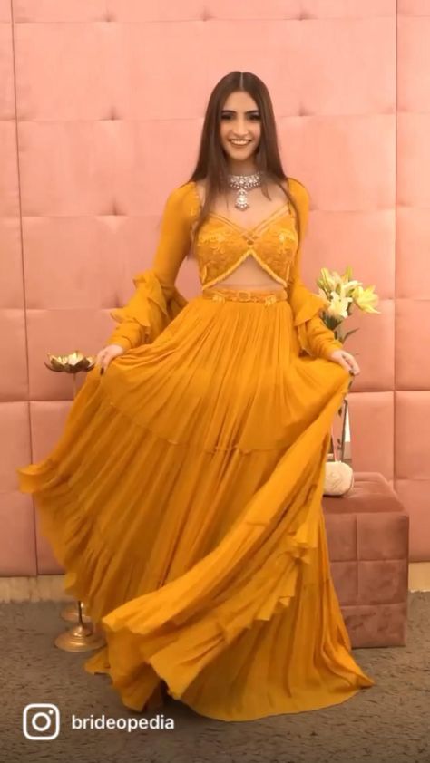 Post by brideopedia on Instagram -  #brideopedia #Instagram #Post Haldi Dresses, Haldi Dress Ideas, Mehendi Dresses, Haldi Ceremony Outfit, Inai Pengantin, Haldi Dress, Wedding Dresses Ideas, Haldi Outfits, Carpet Outfits