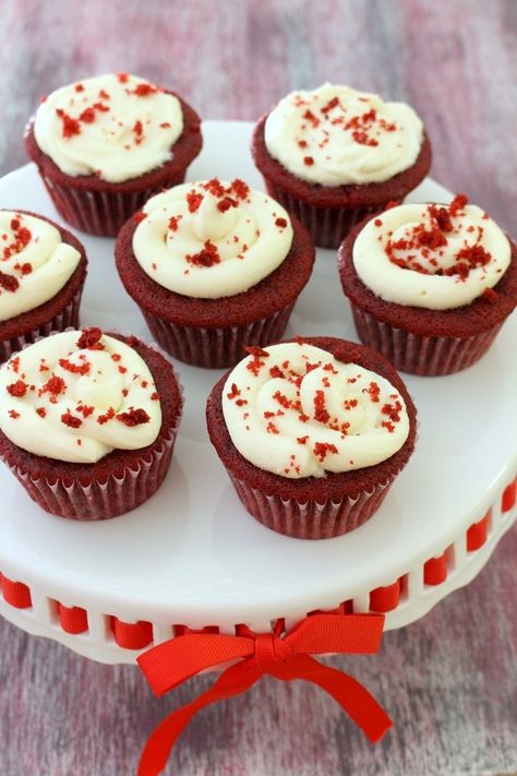 Eggless red velvet cupcakes recipe – very soft, fluffy and moist cupcakes with vibrant red color topped with creamy, luscious cream cheese frosting. Eggless Red Velvet Cupcakes, Cupcakes Eggless, Eggless Cupcakes, Red Velvet Cupcakes Recipe, Egg Free Baking, Eggless Cakes, Sweet Whipped Cream, Moist Cupcakes, Valentines Treats