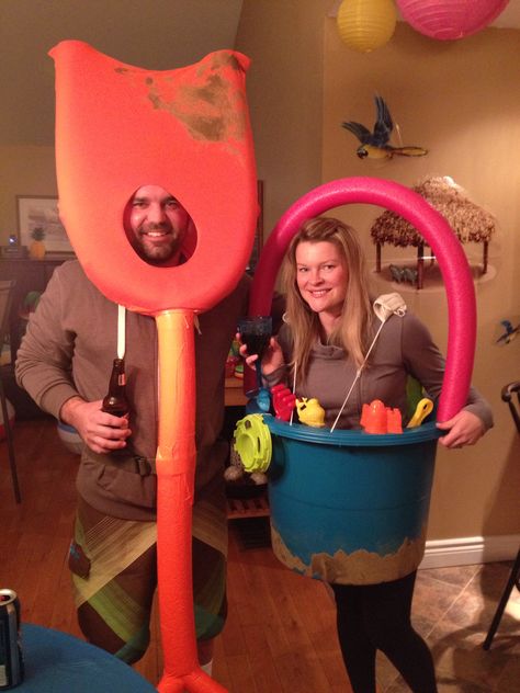 Shovel and pail costumes. Perfect for beach theme party or Halloween. Sea Theme Fancy Dress, Beach Theme Halloween Costume, Beach Themed Halloween Costumes, Tropical Costume Ideas, Beach Day Costume, Beach Themed Costumes, Frat Halloween Costumes, Beach Costume Ideas, Beach Halloween Costumes