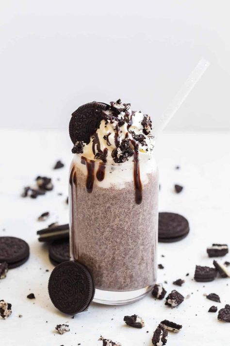 Cookies and Cream Milkshake Recipe 17 Cookies And Cream Shake, Milkshake Ideas, Introvert Aesthetic, Party Food Favorites, Cookies And Ice Cream, Oreo Milkshake Recipe, Cookies And Cream Milkshake, Irish Coffee Recipe, Oreo Milkshake