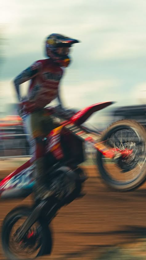 Dirt Bike Background, Motocross Bikes Wallpaper, Dirt Bike Aesthetic Wallpaper, Dirtbikes Aesthetic, Dirtbikes Wallpaper, Dirtbike Aesthetic, Supermoto Wallpaper, Motocross Aesthetic, Dirt Bike Aesthetic